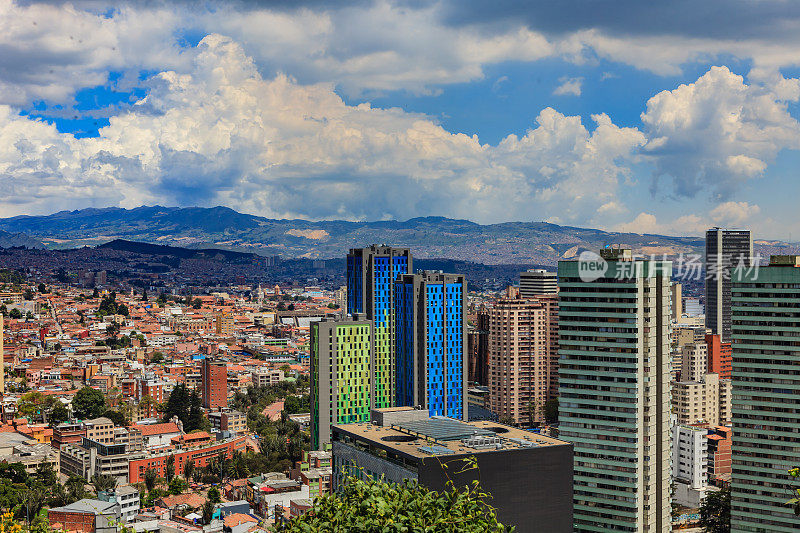 波哥大，哥伦比亚-高视角La Candelaria在鲜明对比的现代市中心塔在南美首都城市安第斯山脉